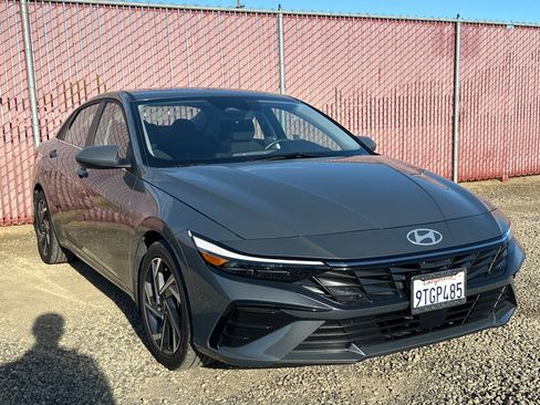Used 2025 Hyundai Elantra SEL image 2