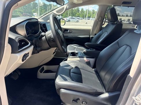 Used 2024 Chrysler Pacifica Touring-L FWD image 12