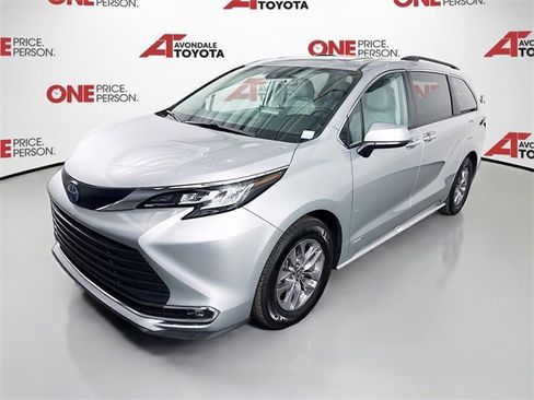Used 2021 Toyota Sienna XLE w/ XLE Plus Package image 3