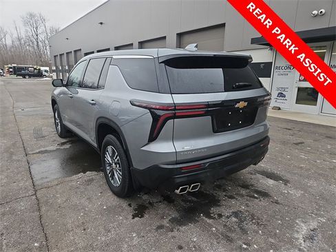 Used 2024 Chevrolet Traverse LS image 3