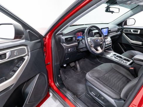 Used 2020 Ford Explorer XLT w/ Comfort Package image 12