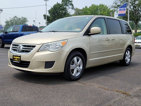Used 2010 Volkswagen Routan SE FWD image 4