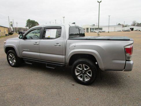 Used 2017 Toyota Tacoma Limited image 3