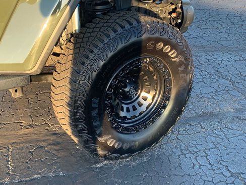 Used 2023 Jeep Gladiator Sport image 9