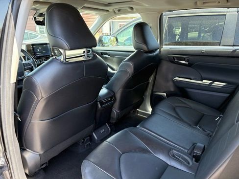 Used 2022 Toyota Highlander XLE image 25