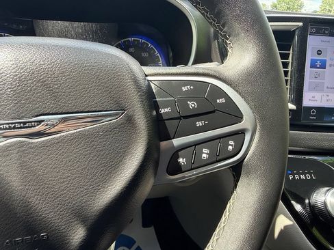 Used 2024 Chrysler Pacifica Touring-L FWD image 19