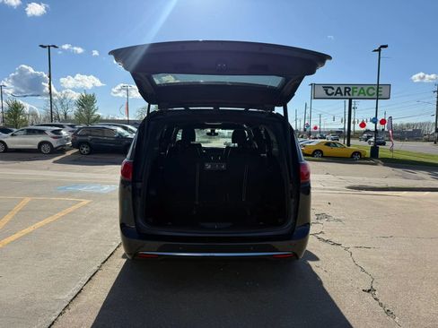 Used 2020 Chrysler Pacifica Touring-L FWD image 13