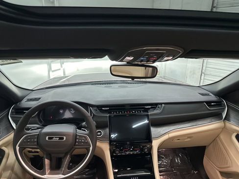 Used 2023 Jeep Grand Cherokee Limited image 20