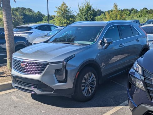 Used 2025 Cadillac XT4 Premium Luxury FWD image 4