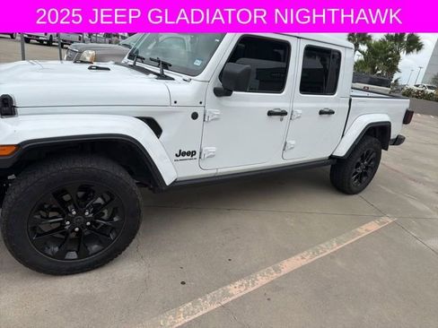 Used 2025 Jeep Gladiator Sport AWD/4WD image 2