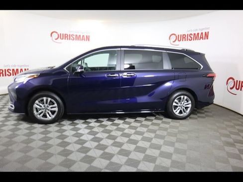 Used 2025 Toyota Sienna Limited AWD/4WD image 13