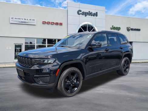 Used 2023 Jeep Grand Cherokee Altitude AWD/4WD image 7