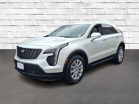 Used 2023 Cadillac XT4 Luxury w/ Cold Weather Package image 2