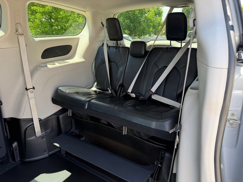 Used 2024 Chrysler Pacifica Touring-L FWD image 23