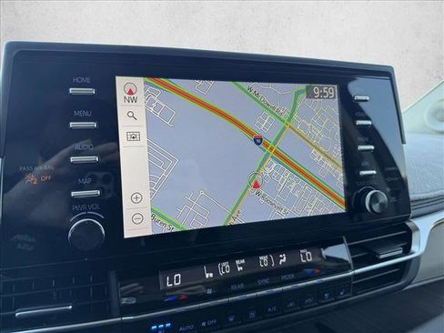 Used 2022 Toyota Sienna Limited image 19