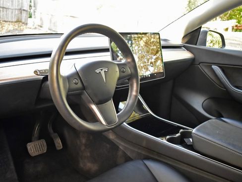 Used 2021 Tesla Model Y Long Range image 14