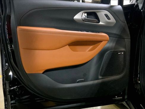 New 2026 Chrysler Pacifica Pinnacle image 18