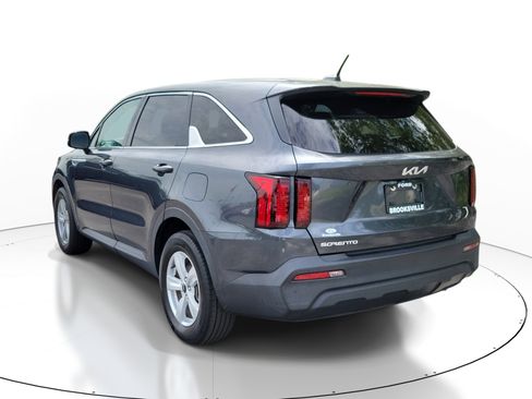 Used 2023 Kia Sorento LX FWD image 4