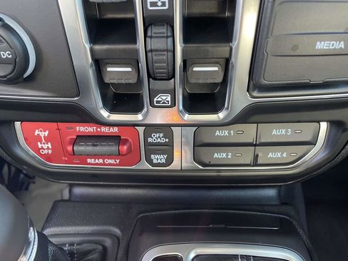 Certified 2025 Jeep Gladiator Rubicon image 38