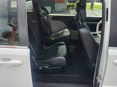Used 2017 Dodge Grand Caravan SXT FWD image 13