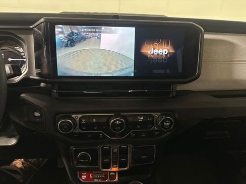 Used 2024 Jeep Wrangler Unlimited image 22