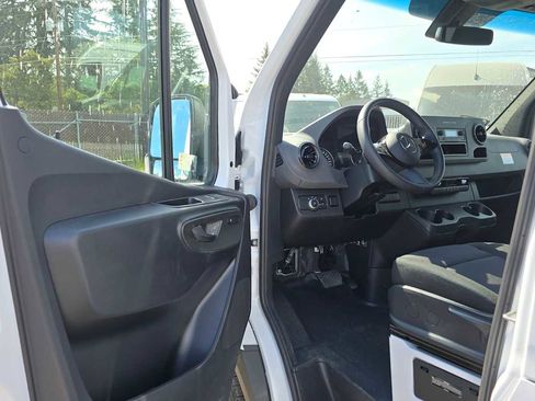 Used 2025 Mercedes-Benz Sprinter 2500 image 22