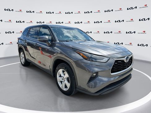 Used 2022 Toyota Highlander LE image 1