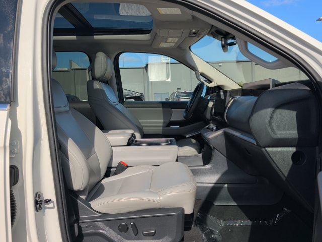 Used 2025 Ford Expedition Active AWD/4WD image 33