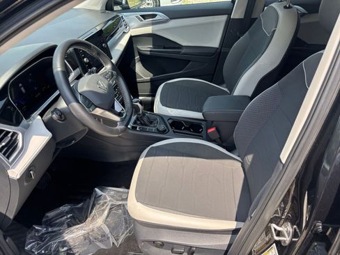 Used 2025 Volkswagen Taos SE image 28