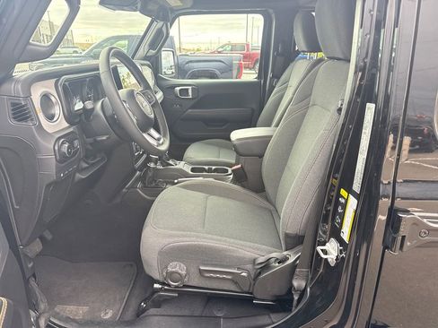 Used 2025 Jeep Wrangler Unlimited Sahara AWD/4WD image 26