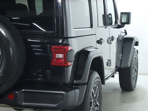 Used 2025 Jeep Wrangler Sahara image 45