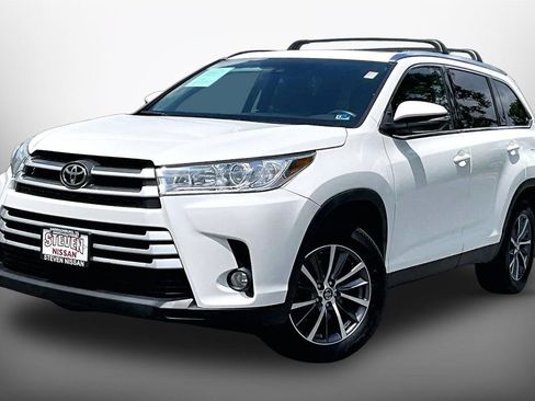 Used 2019 Toyota Highlander XLE AWD/4WD image 3