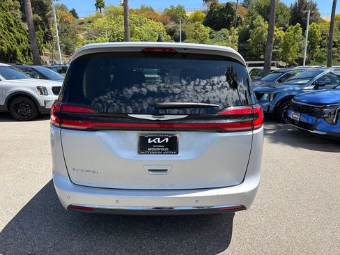 Used 2024 Chrysler Pacifica Touring-L FWD image 5