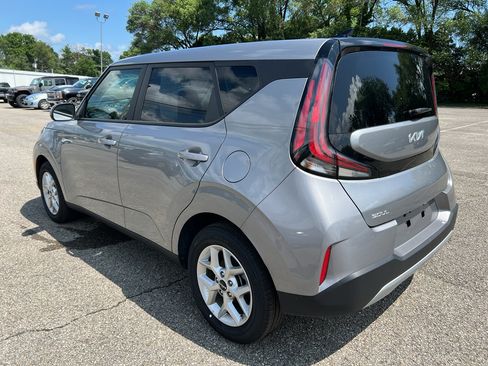 Used 2025 Kia Soul LX w/ LX Technology Package FWD image 4