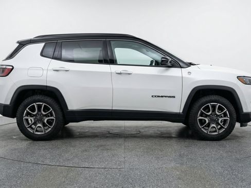Used 2025 Jeep Compass Trailhawk AWD/4WD image 11