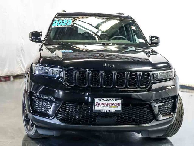 Used 2023 Jeep Grand Cherokee Altitude AWD/4WD image 7