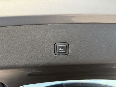 Used 2023 Chevrolet Traverse LT FWD image 27