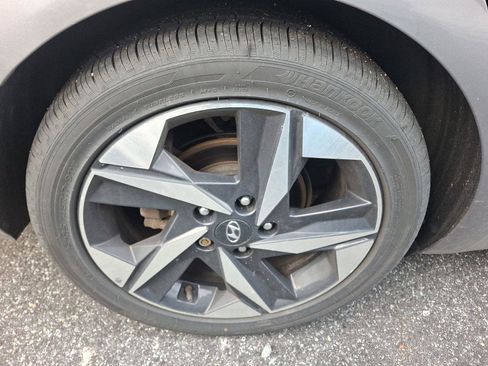 Used 2022 Hyundai Elantra Limited image 9