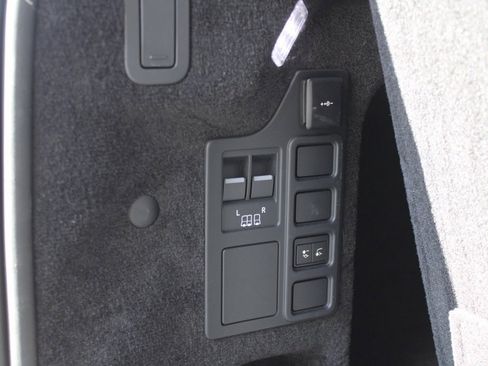 Certified 2025 Land Rover Discovery Dynamic SE image 40