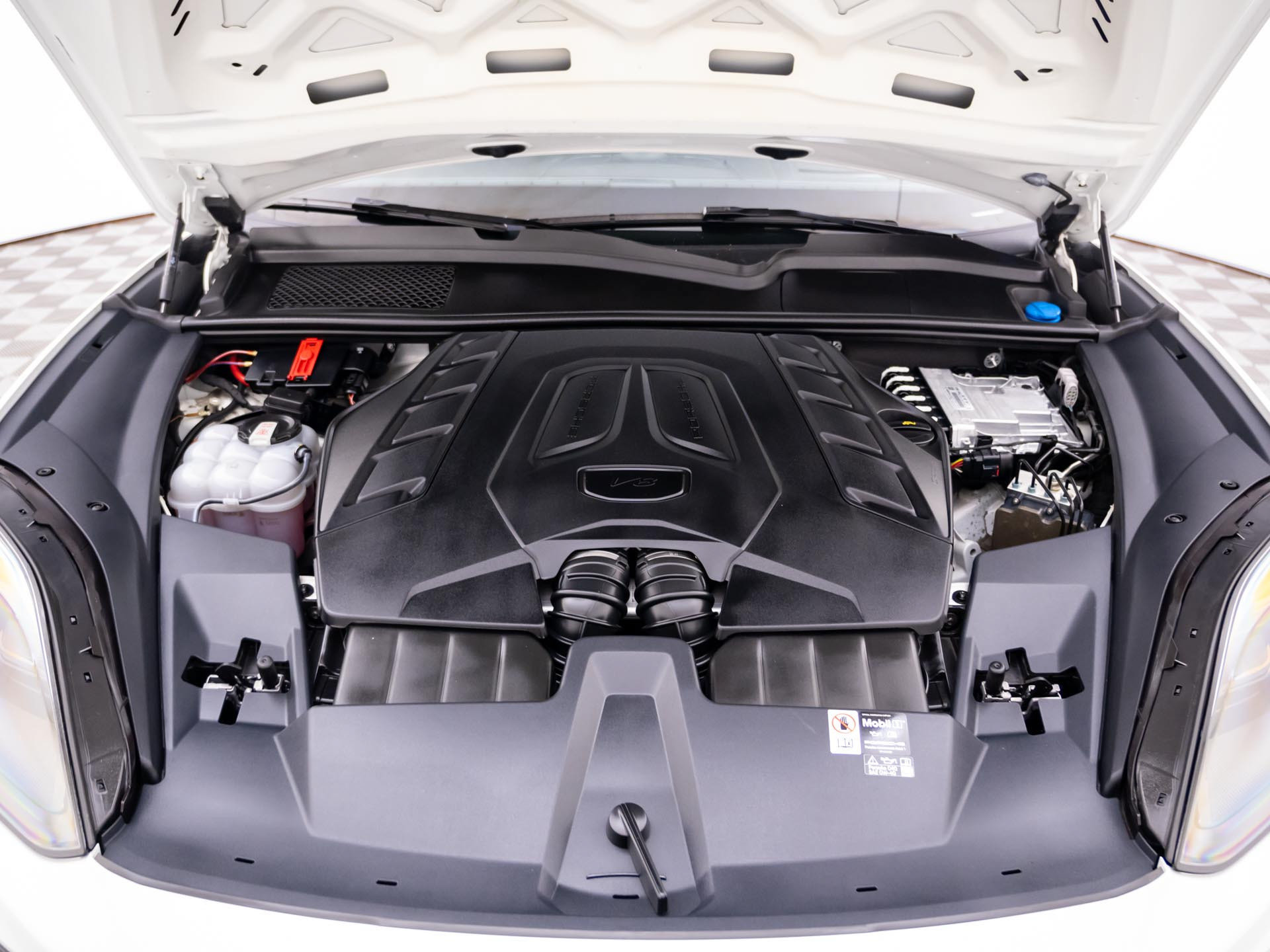 Certified 2025 Porsche Cayenne GTS AWD/4WD image 29