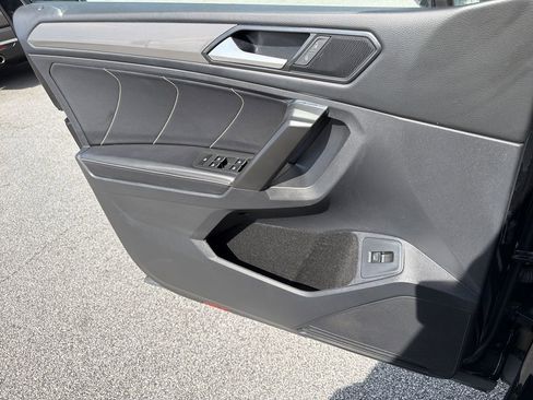Used 2022 Volkswagen Tiguan SE FWD image 15