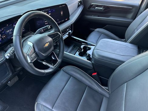 Used 2025 Chevrolet Suburban Premier image 11