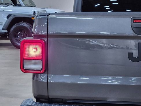 Used 2021 Jeep Gladiator Sport image 20