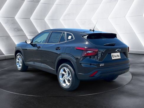 New 2026 Chevrolet Trax LS w/ LS Convenience Package FWD image 3