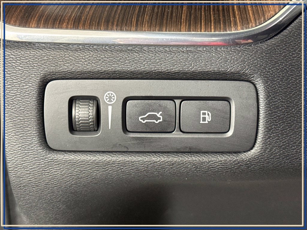 Used 2022 Volvo XC60 T8 Inscription Expression w/ Advanced Package AWD/4WD image 21