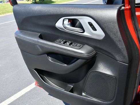 Certified 2025 Chrysler Pacifica Limited FWD image 22