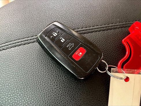 Used 2021 Toyota RAV4 XLE Premium image 32