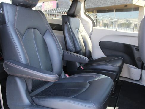 Used 2017 Chrysler Pacifica Premium image 18