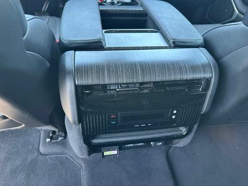Used 2024 Jeep Wagoneer L Series II w/ Flexible Seating Group AWD/4WD image 17