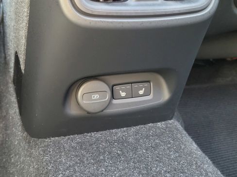 Certified 2023 Volvo XC40 Recharge Ultimate image 11